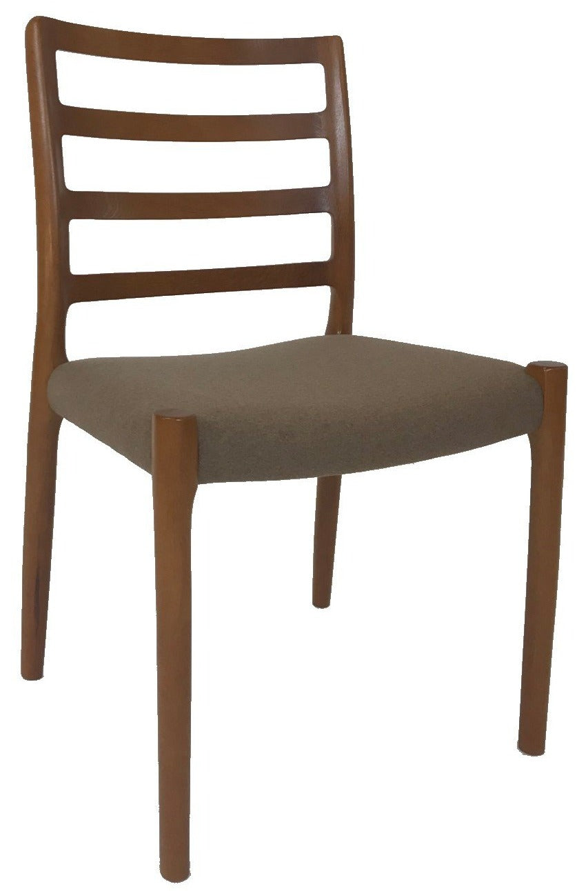 L209 J.L. Moller model 84 ダイニングチェア チーク材 J.L. Moller 84 Dining Chair In Leather